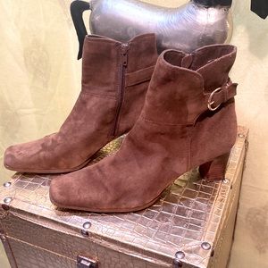 ANNE KLEIN RUST ANKLE BOOTIES WOOD 2 3/8” HEEL SIDE ZIP/BUCKLE SZ 8M